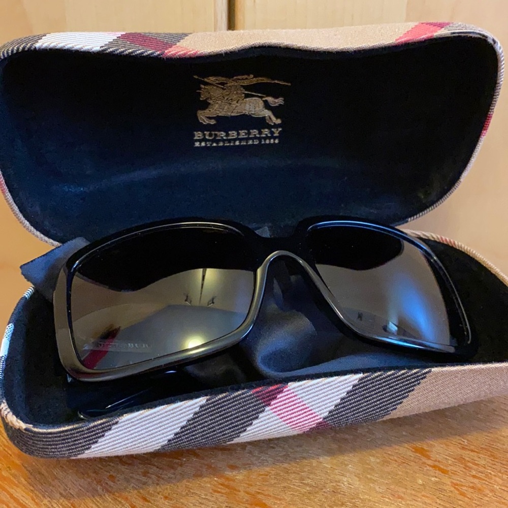 BURBERRY never been worn Sunglasses.